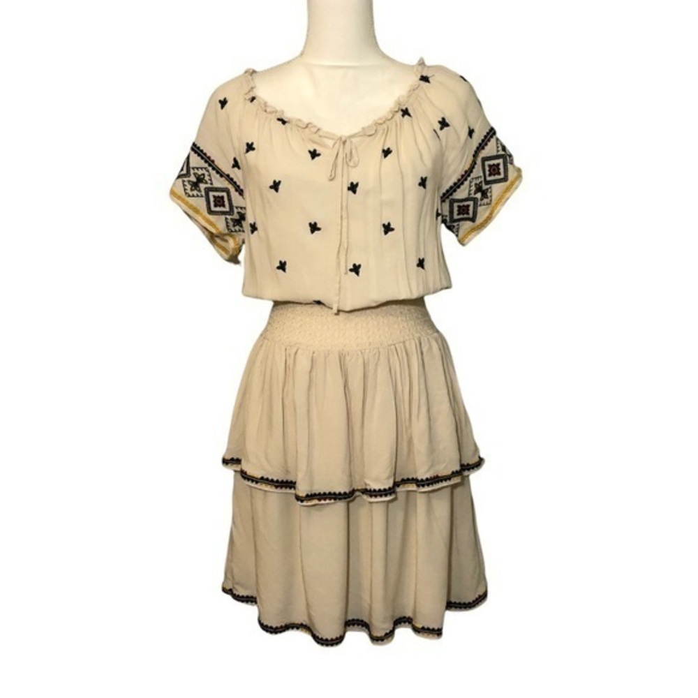 CLEARANCE BLUE RAIN FRANCESCA’S Beige Blue Embroidered Elastic Peasant Dress